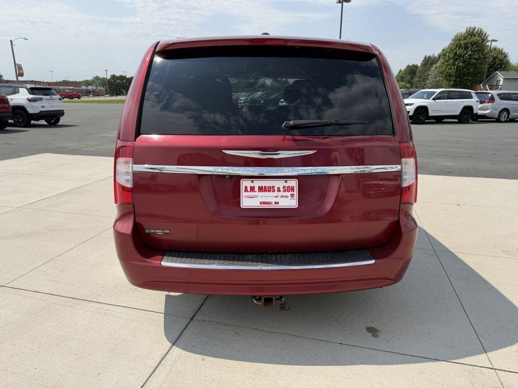 Used 2012 Chrysler Town & Country Touring w/ Entertainment Group #1 FWD image 6