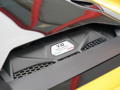 Used 2021 Lamborghini Huracan EVO image 14