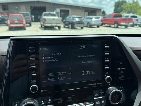 Used 2021 Toyota Highlander XLE AWD/4WD image 12