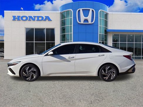 Used 2025 Hyundai Elantra Limited image 6