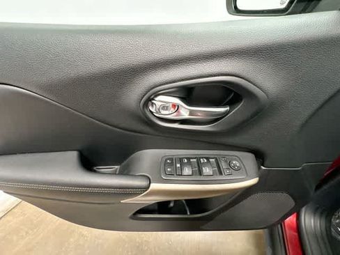 Used 2018 Jeep Cherokee Limited AWD/4WD image 18