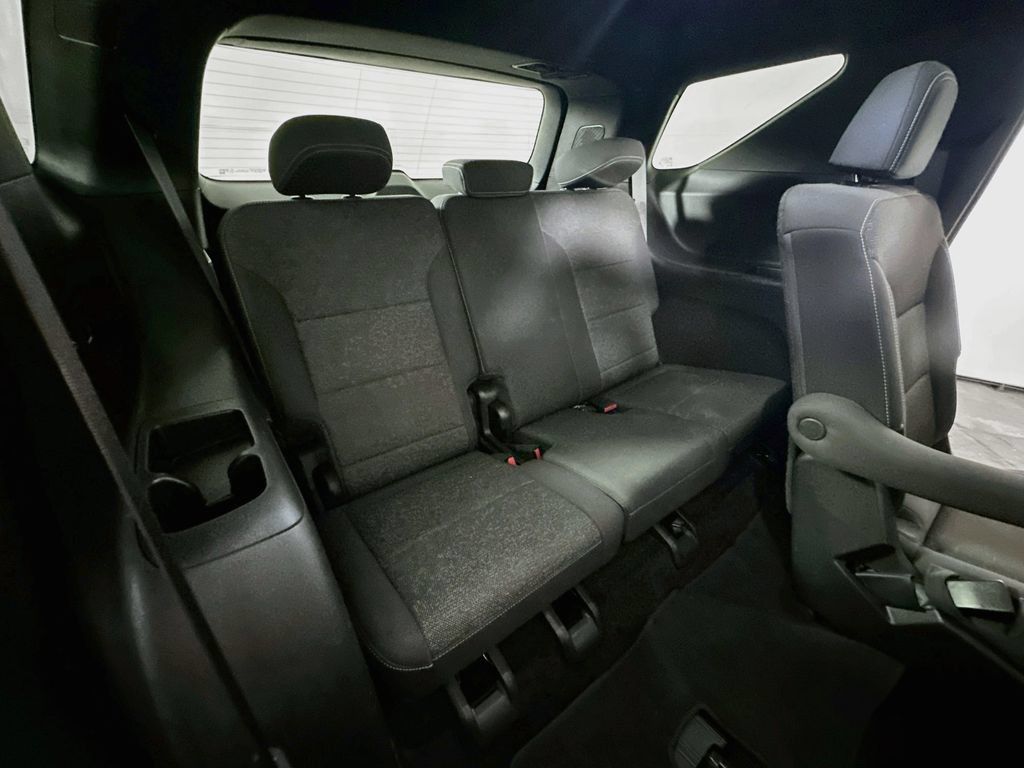 Used 2025 Chevrolet Traverse LT FWD image 39