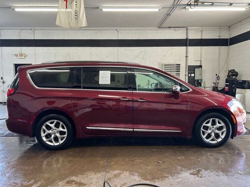 Used 2020 Chrysler Pacifica Limited FWD image 8