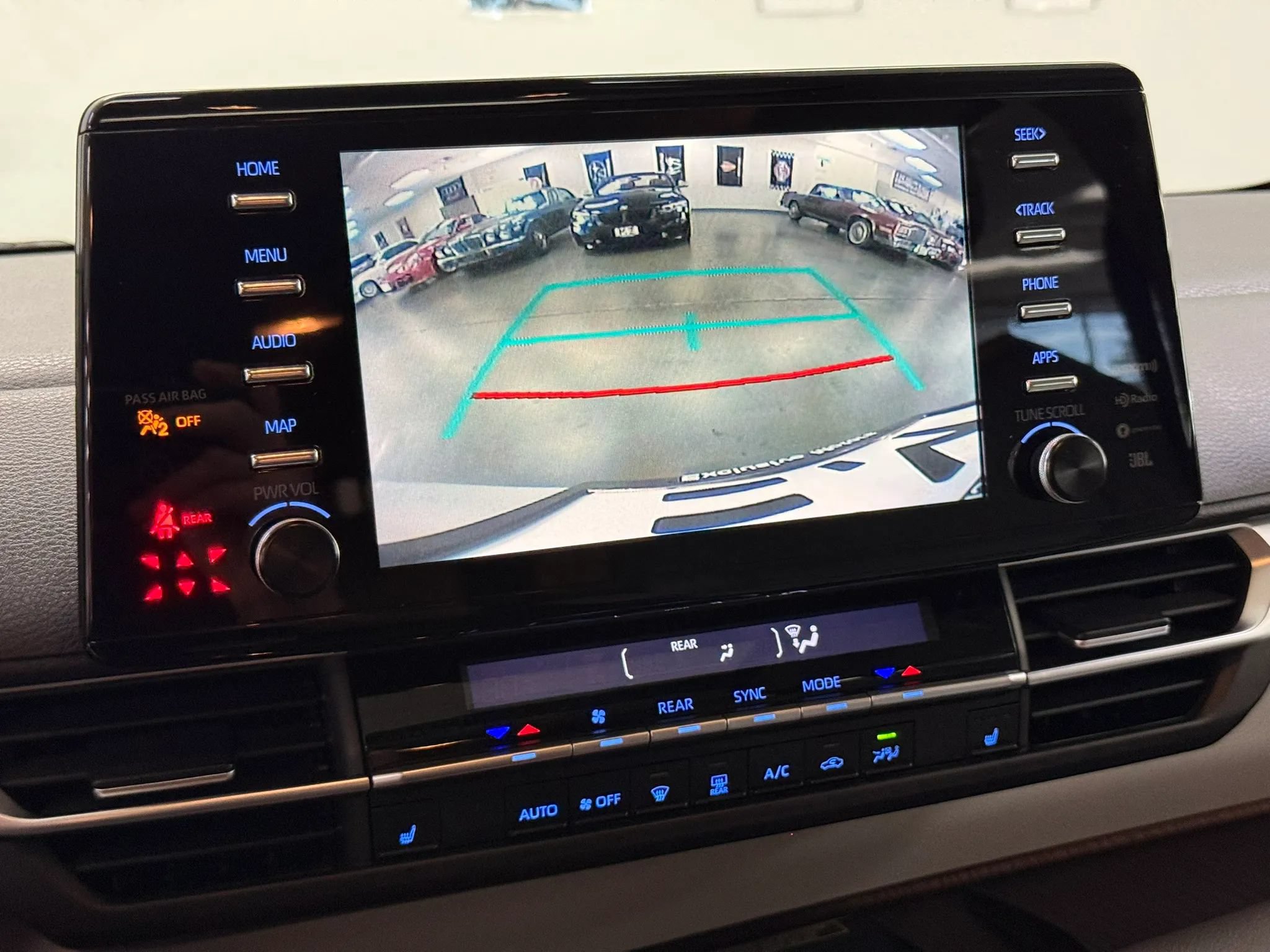 Used 2022 Toyota Sienna XLE w/ XLE Plus Package FWD image 21
