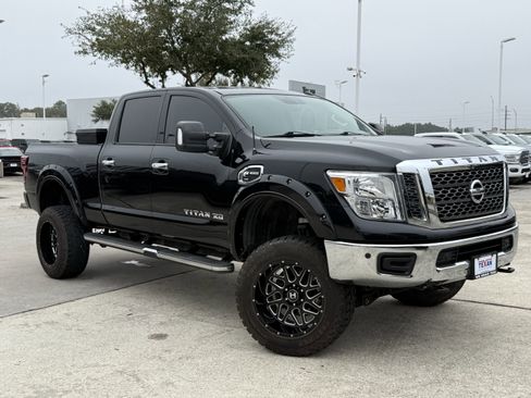 Used 2018 Nissan Titan SV w/ SV Convenience Package image 2