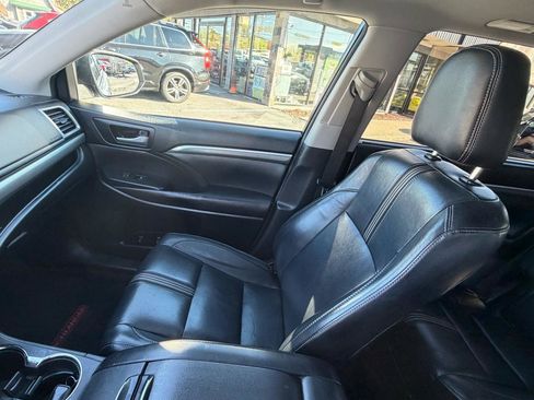 Used 2017 Toyota Highlander SE w/ Carpet Mat Package AWD/4WD image 25