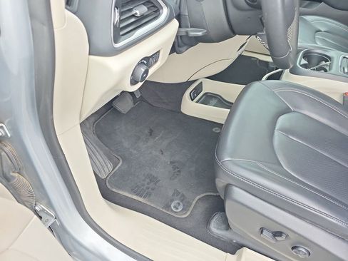 Used 2023 Chrysler Pacifica Touring-L image 16