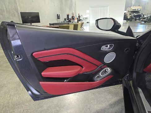 Used 2021 Aston Martin V8 Vantage Roadster RWD image 6