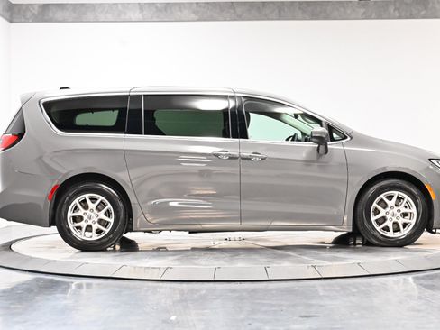 Used 2023 Chrysler Pacifica Touring-L w/ Uconnect Theater Family Group FWD image 27