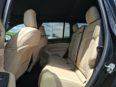 Used 2023 Jeep Grand Cherokee Limited w/ Luxury Tech Group II AWD/4WD image 10