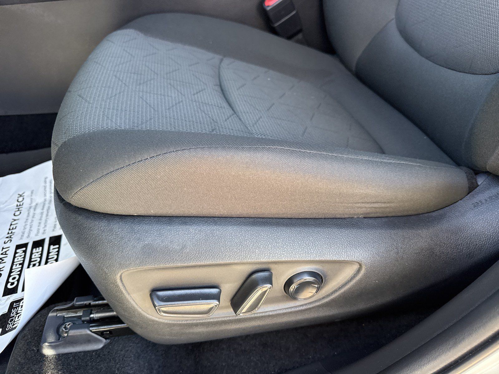 Used 2025 Toyota RAV4 XLE FWD image 12
