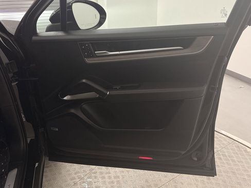 Used 2025 Porsche Cayenne image 35