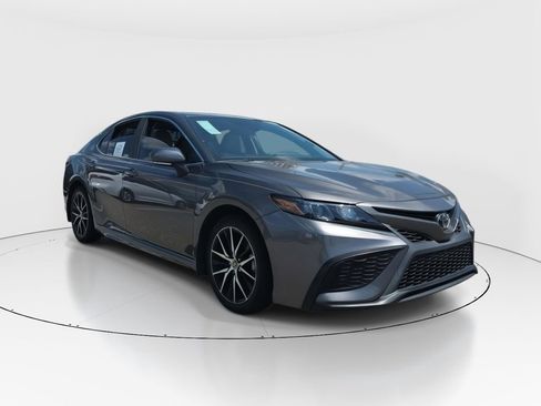 Used 2023 Toyota Camry SE FWD image 1