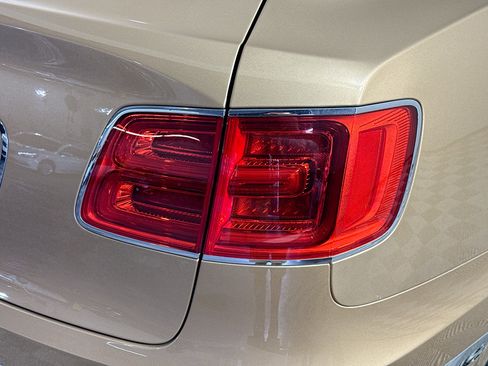 Used 2019 Bentley Bentayga image 34
