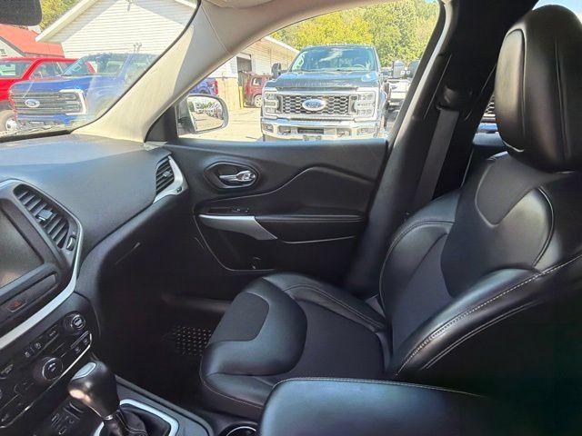 Used 2018 Jeep Cherokee Latitude Plus w/ Cold Weather Group AWD/4WD image 28