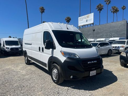 Used 2024 RAM ProMaster 2500 w/ Convenience Group FWD image 3