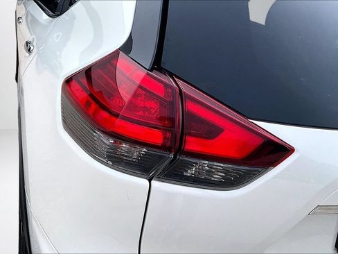 Used 2017 Nissan Rogue S AWD/4WD image 23