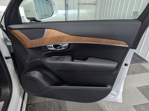 Used 2025 Volvo XC90 B6 Plus image 30