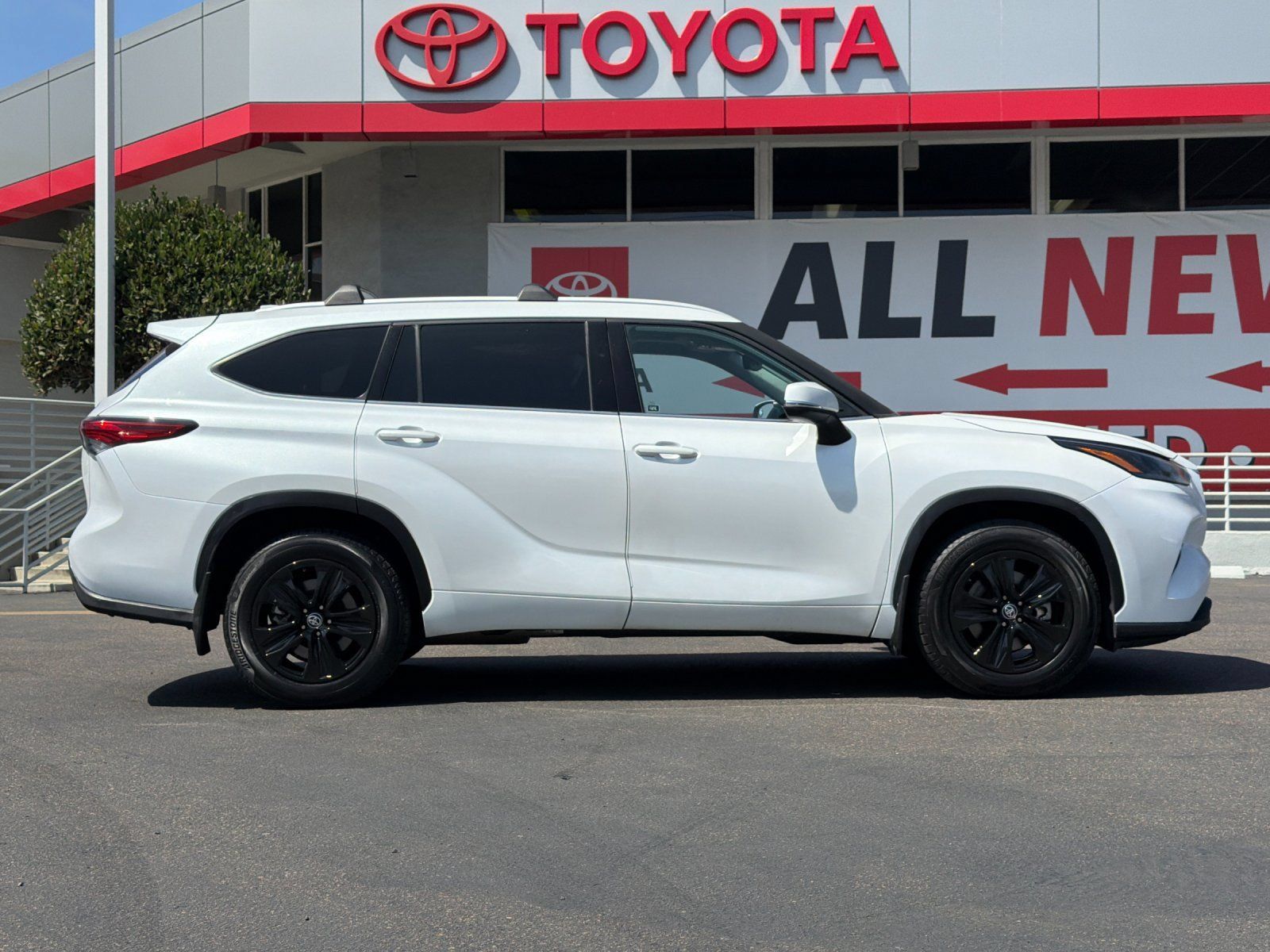 Used 2022 Toyota Highlander XLE FWD image 6