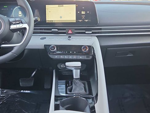 Used 2025 Hyundai Elantra Limited image 28