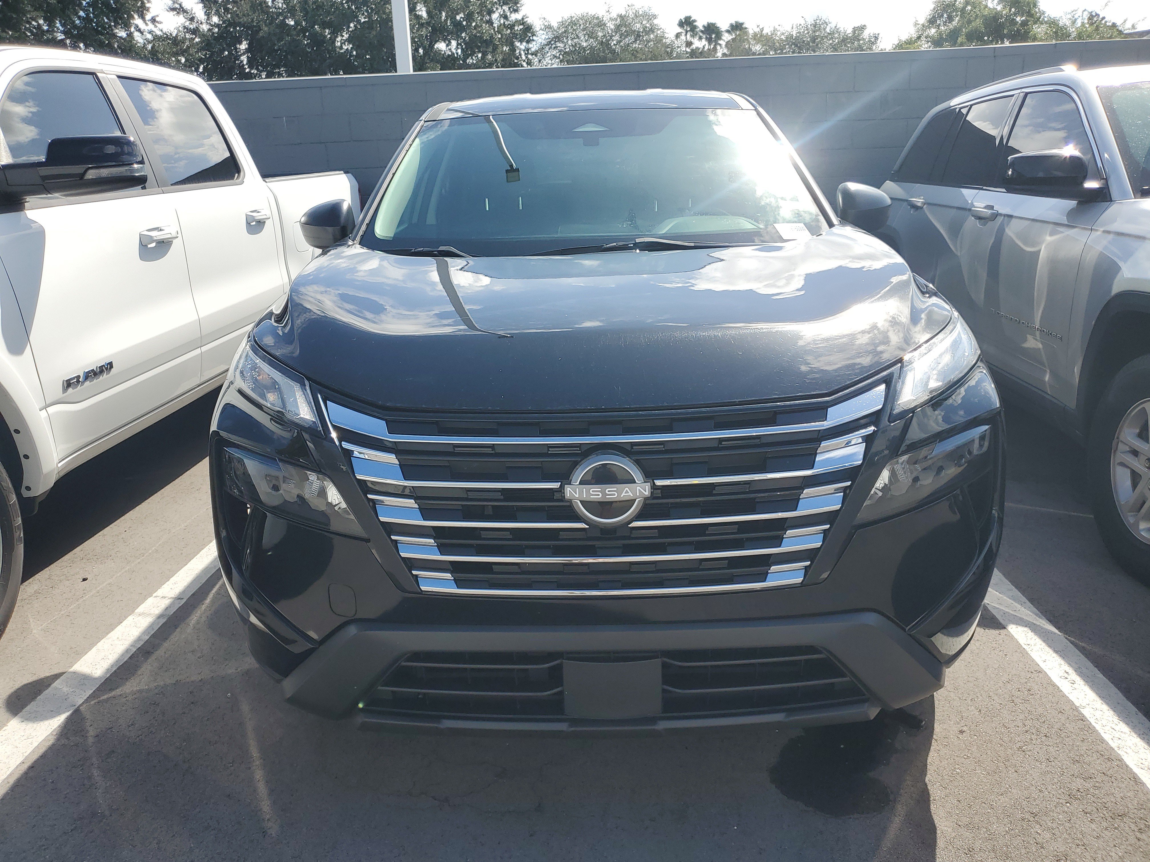 Used 2024 Nissan Rogue S FWD image 3