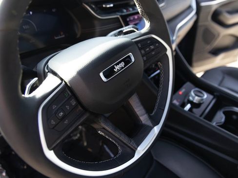 Used 2025 Jeep Grand Cherokee L Limited w/ Luxury Tech Group II image 14