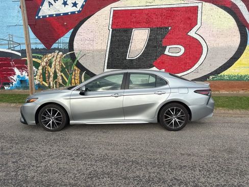 Used 2023 Toyota Camry SE FWD image 3