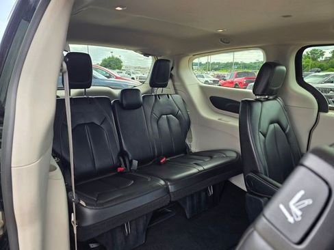 Certified 2023 Chrysler Pacifica Touring-L FWD image 17