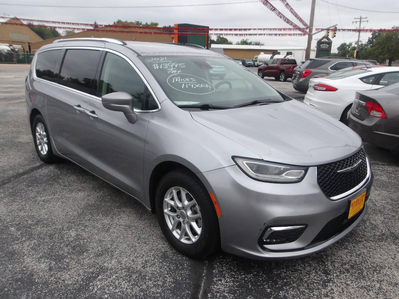 Used 2021 Chrysler Pacifica Touring-L FWD image 1