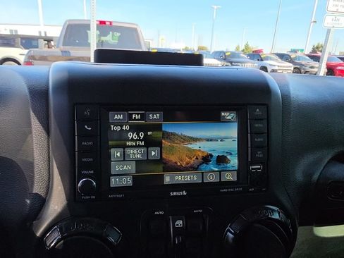 Used 2017 Jeep Wrangler Unlimited Sahara AWD/4WD image 14