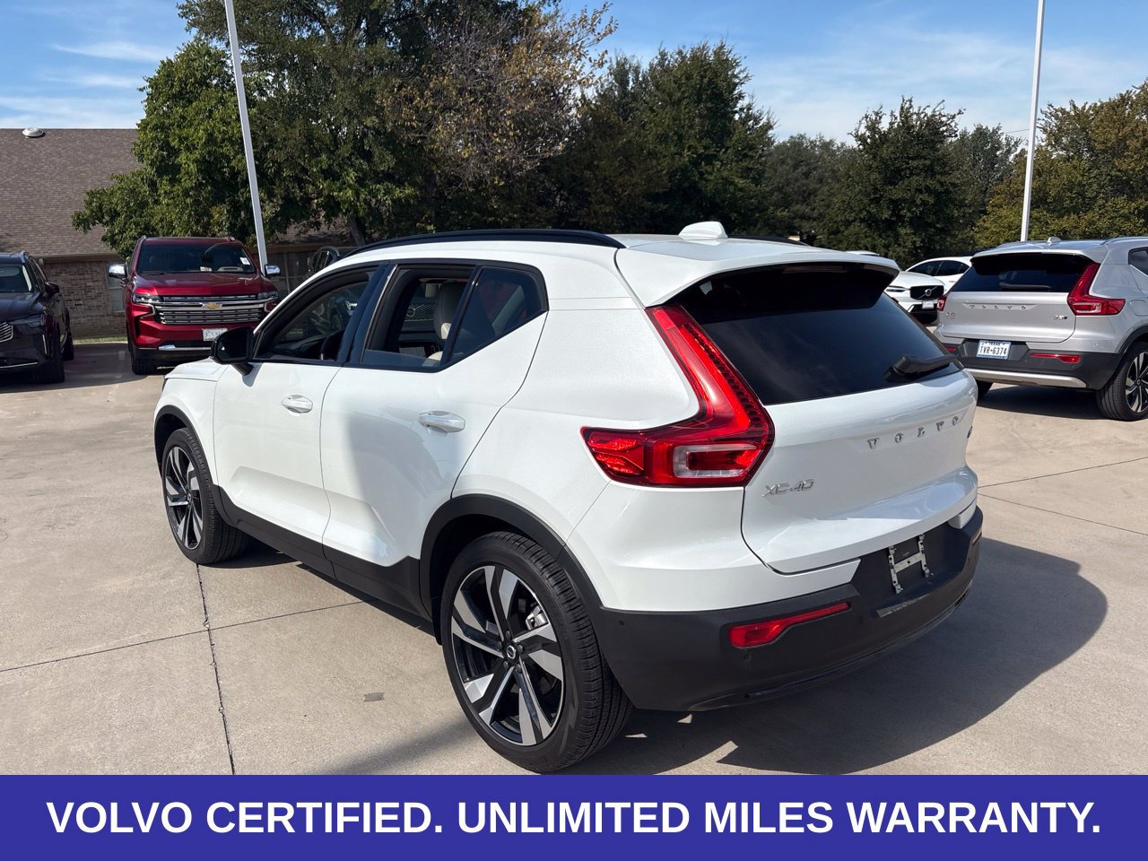 Certified 2025 Volvo XC40 B5 Plus AWD/4WD image 11
