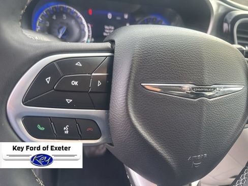 Used 2023 Chrysler Pacifica Touring-L FWD image 15