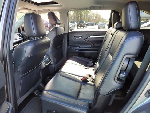 Used 2019 Toyota Highlander XLE image 6