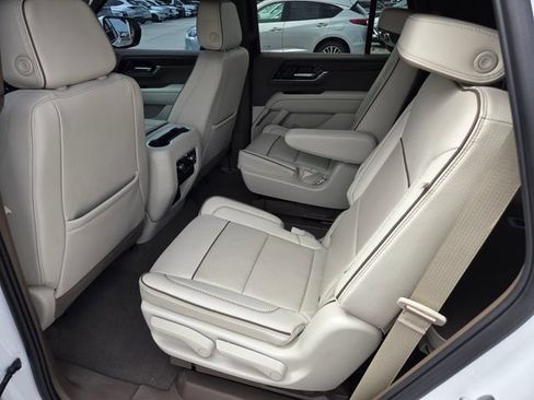 Used 2025 GMC Yukon Denali RWD image 9