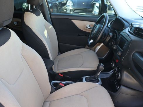 Used 2017 Jeep Renegade Latitude w/ Popular Equipment Group image 11