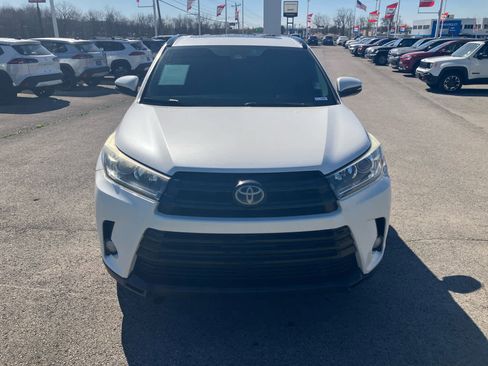 Used 2017 Toyota Highlander SE image 2