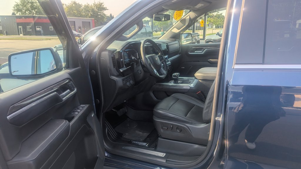Used 2023 Chevrolet Silverado 1500 LTZ AWD/4WD image 17