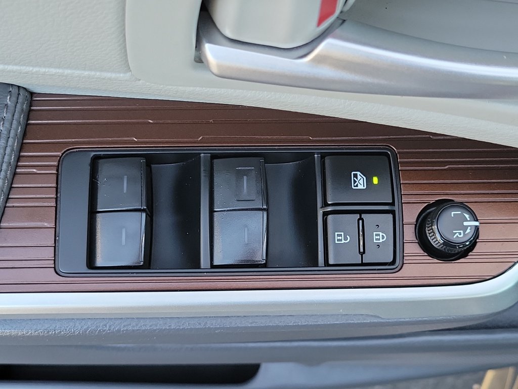 Used 2024 Toyota Sienna XLE FWD image 23