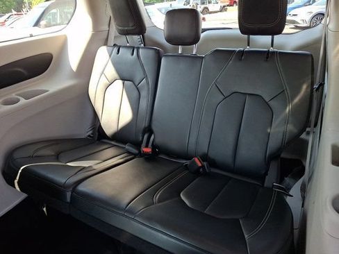 Certified 2024 Chrysler Pacifica Touring-L FWD image 14