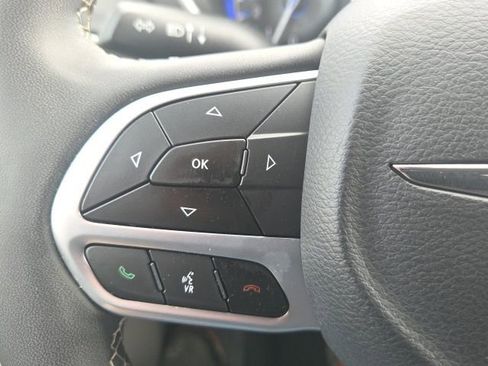 Used 2023 Chrysler Pacifica Touring-L image 43