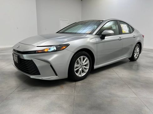 Used 2025 Toyota Camry LE FWD image 4