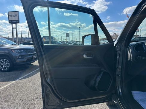 Used 2022 Jeep Renegade Altitude w/ Convenience Group AWD/4WD image 22