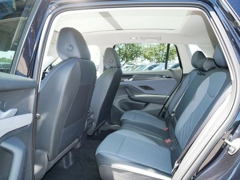 Certified 2025 Volkswagen Tiguan SE AWD/4WD image 17