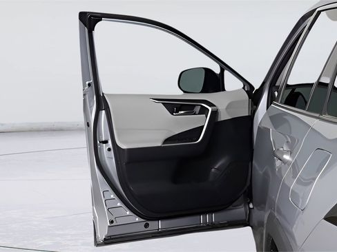 Used 2020 Toyota RAV4 XLE Premium image 16