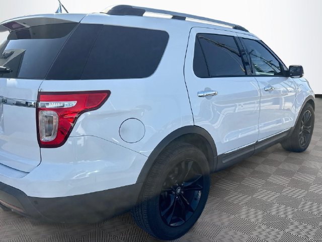 Used 2015 Ford Explorer XLT w/ Equipment Group 201A FWD image 4