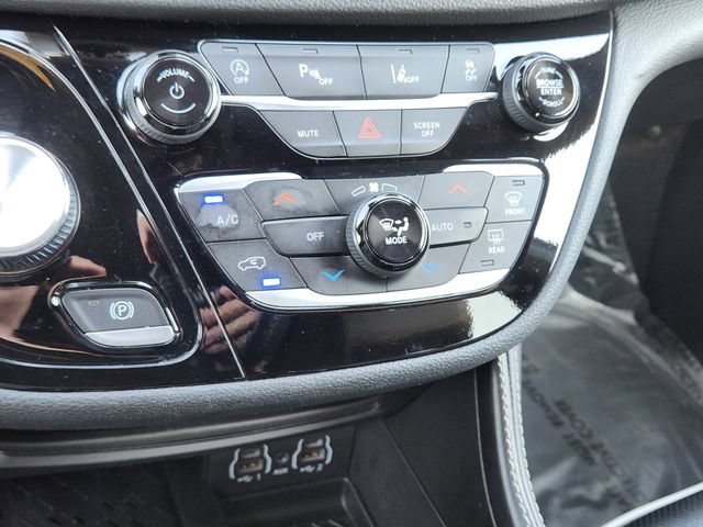 Used 2025 Chrysler Pacifica Limited FWD image 19