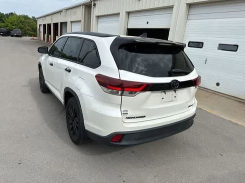 Used 2019 Toyota Highlander SE w/ Nightshade Edition AWD/4WD image 17