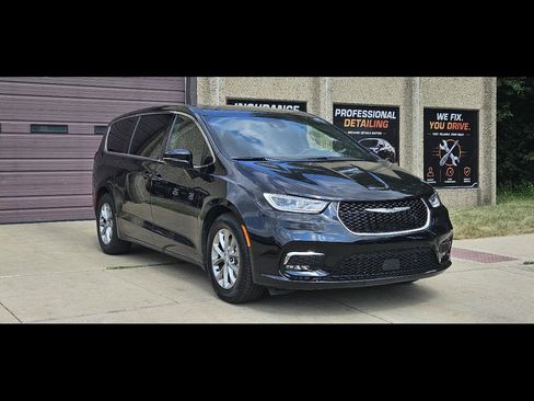 Used 2026 Chrysler Pacifica Limited FWD image 1