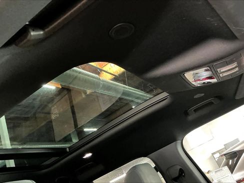 Used 2023 Land Rover Defender 130 X-Dynamic SE image 24