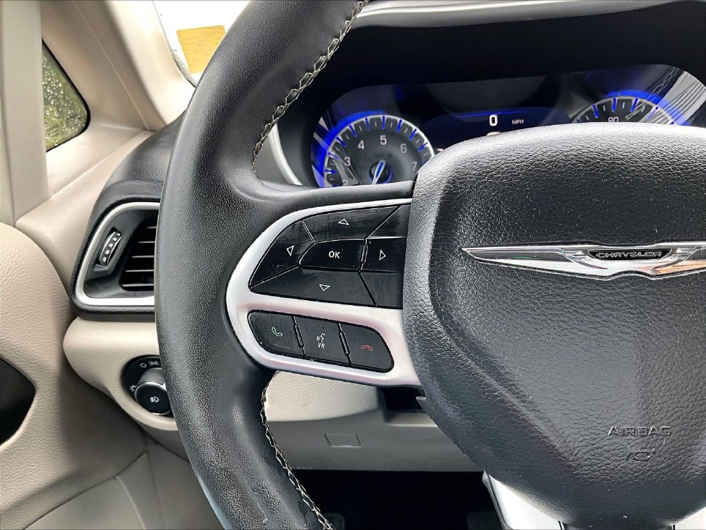 Used 2023 Chrysler Pacifica Touring-L FWD image 12